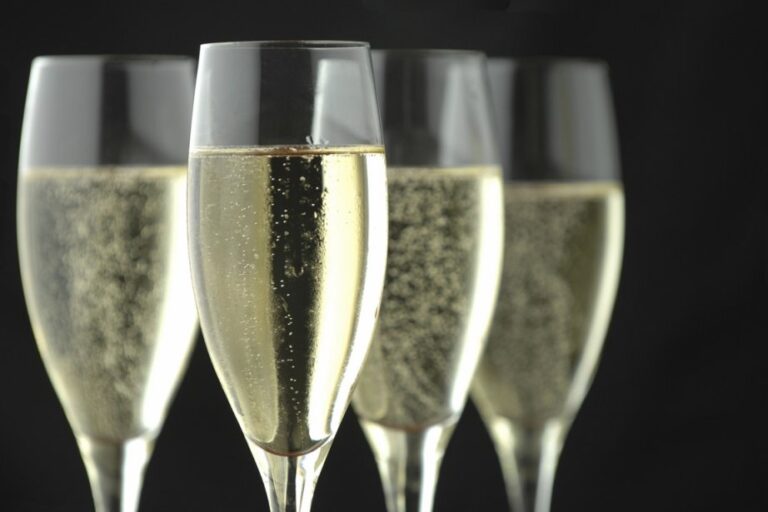 Champagne Coupe vs Flute: Which Glass Is Ideal for Toast?